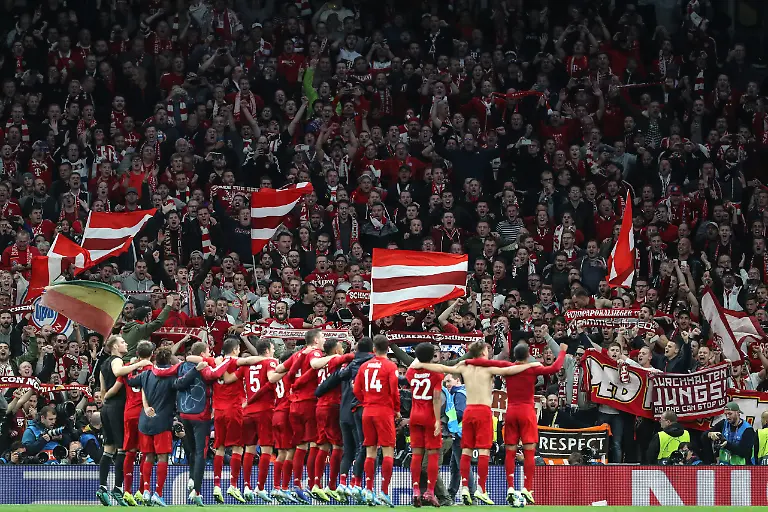 1-October-2019-London-UEFA-Champions-League-Tottenham-Hotspur-v-Bayern-Munich-Bayern-fans-cheer-and-wave-flags-as-they-celebrate-their-7-2-victory-with-the-team-Photo-Charlotte-Wilson-Offside