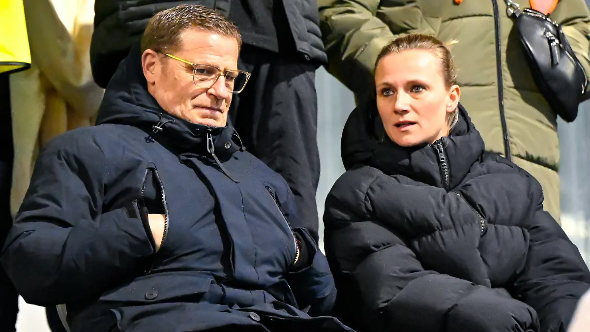 v-li-Sportvorstand-Max-Eberl-FC-Bayern-und-Kathleen-Krueger-ehem-Teammanagerin-des-FC-Bayern-im-Gespraech-17-12-2025-Muenchen-Deutschland-Fussball-UEFA-Womens-Champions-League-Ligaphase-6