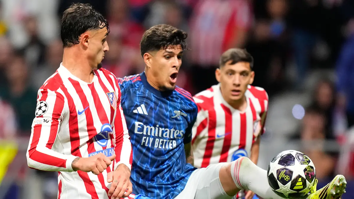 Arsenal-s-Piero-Hincapie-center-battles-for-the-ball-with-Atletico-Madrid-s-Marc-Pubill-during-a-Champions-League-semifinal-first-leg-soccer-match-between-Atletico-Madrid-and-Arsenal-in-Madrid-Spain-Wednesday-April-29-2026