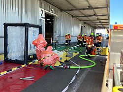 Niedersachsen & Bremen: Gabelstaplerfahrer beschädigt Behälter mit giftiger Säure