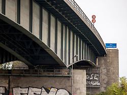 Nordrhein-Westfalen: Spatenstich unter Protest: Start für A59-Brücke