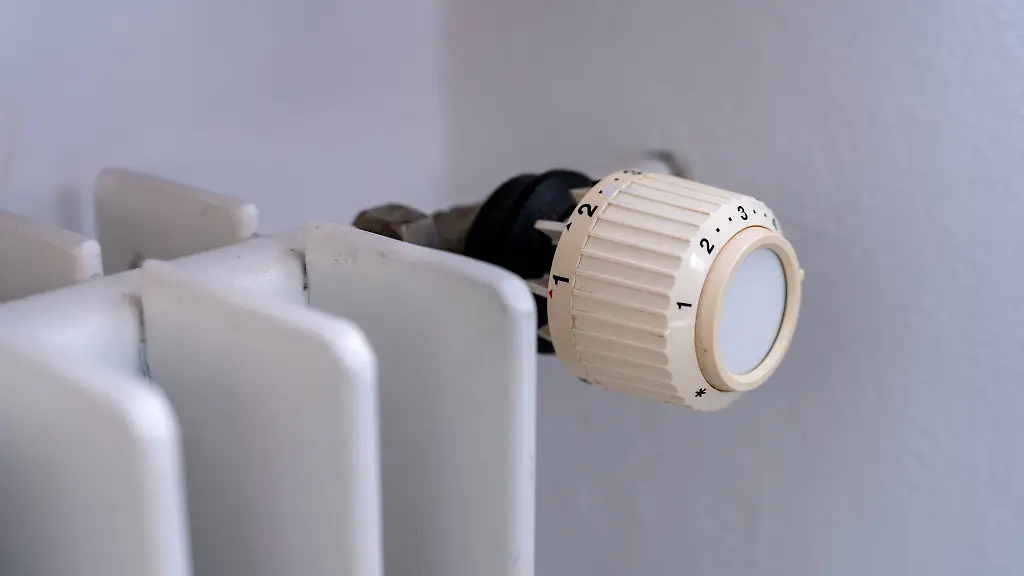 Bavaria-Germany-March-10-2026-Thermostat-with-various-numbers-and-levels-1-2-3-on-a-radiator-in-front-of-a-white-wall-Thermostat-mit-verschienden-Zahlen-und-Stufen-1-2-3-auf-einem-Heizoerper-vor-einer-weissen-Wand