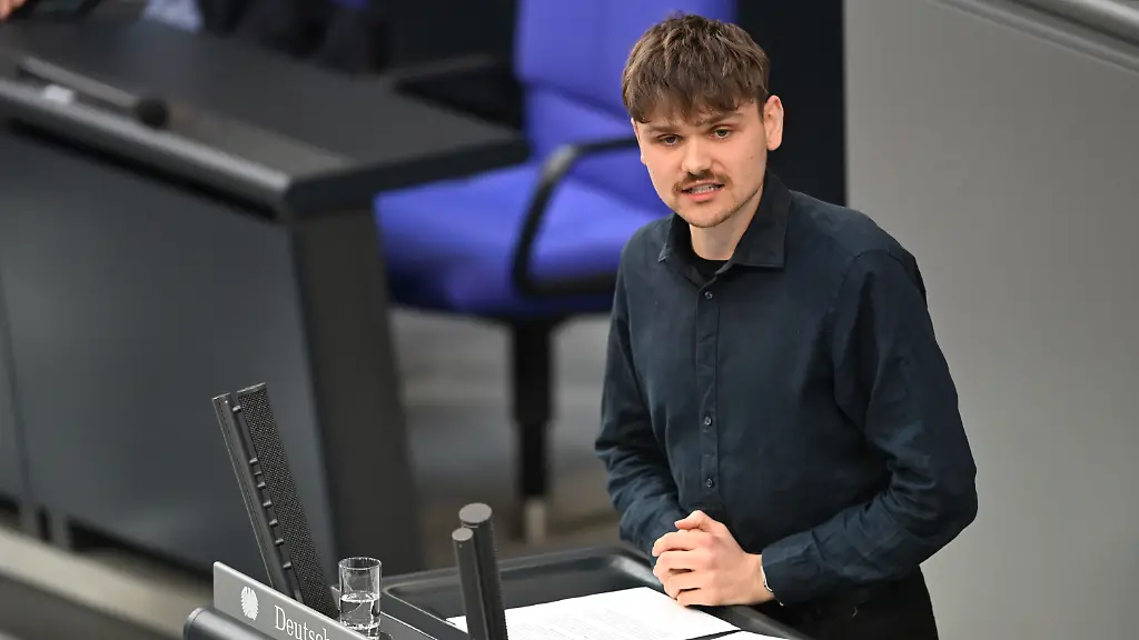 Luke-Hoss-Die-Linke-spricht-bei-der-Sitzung-des-Bundestags