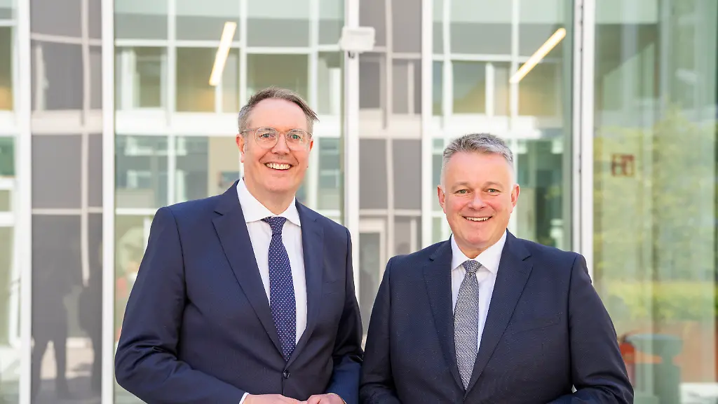 Gordon-Schnieder-l-CDU-Spitzenkandidat-und-Wahlsieger-der-zurueckliegenden-Landtagswahl-und-Alexander-Schweitzer-SPD-Ministerpraesident-von-Rheinland-Pfalz-stehen-bei-der-PK-vor-den-Journalisten-Pressekonferenz-zum-Abschluss-der-Sondierungsgespraeche-von-CDU-und-SPD-in-Rheinland-Pfalz-mit-den-beiden-Verhandlungsfuehrern-von-CDU-und-SPD-Die-CDU-hatte-die-Landtagswahl-am-22-Maerz-gewonnen