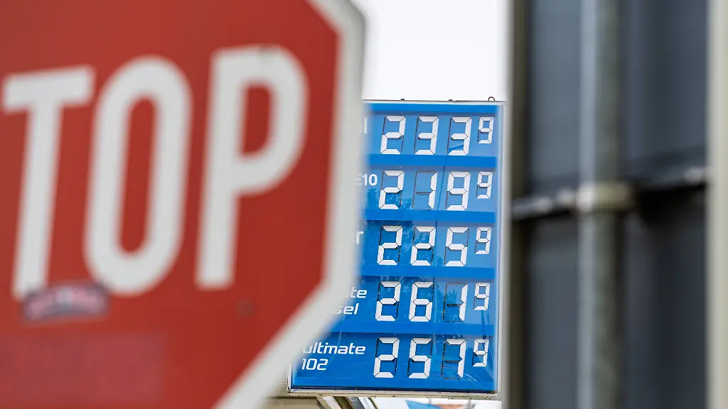 Kraftstoffpreise-in-Bonn-Bad-Godesberg-27-04-26-Preisanzeige-einer-Tankstelle-in-Bonn-Bad-Godesberg-die-Kraftstoffpreise-bewegen-sich-weiterhin-auf-hohem-Niveau-und-zeigen-im-Tagesverlauf-sichtbare-Spruenge-insbesondere-zur-festgelegten-Anpassungszeit-um-12-Uhr-Vor-dem-geplanten-Tankrabatt-ab-dem-1-Mai-sind-an-vielen-Stationen-steigende-Preise-zu-beobachten