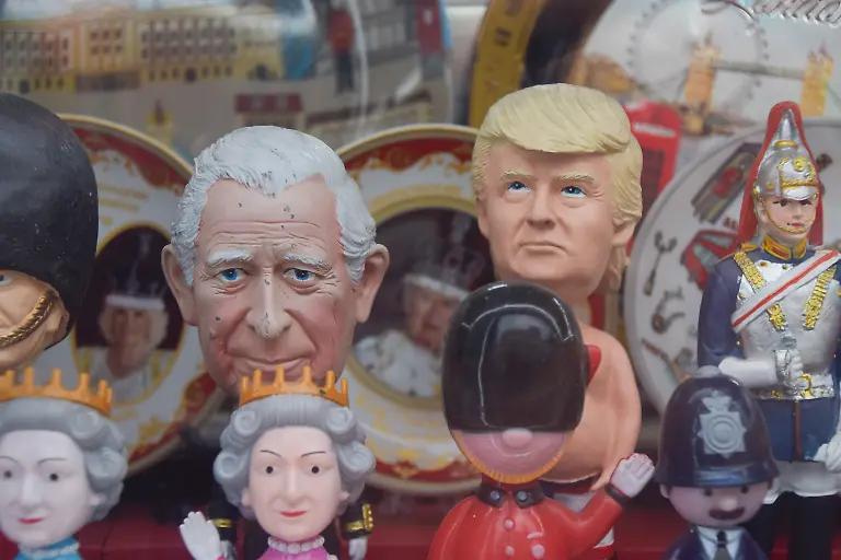 April-15-2026-London-England-United-Kingdom-King-Charles-III-and-Donald-Trump-figurines-displayed-in-a-souvenir-shop-window-in-Central-London-King-Charles-and-Queen-Camilla-are-due-to-travel-to-USA-for-a-state-visit-later-this-month