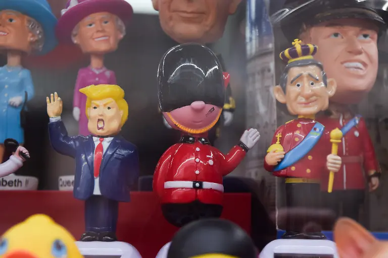 April-15-2026-London-England-United-Kingdom-King-Charles-III-and-Donald-Trump-figurines-displayed-in-a-souvenir-shop-window-in-Central-London-King-Charles-and-Queen-Camilla-are-due-to-travel-to-USA-for-a-state-visit-later-this-month