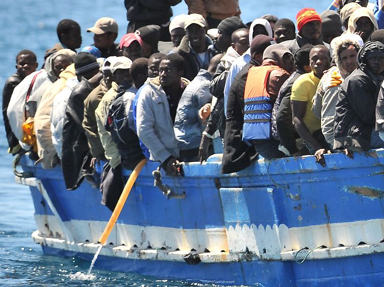 Ein Boot mit Flüchtlingen aus Nordafrika nähert sich am 9. April Lampedusa.