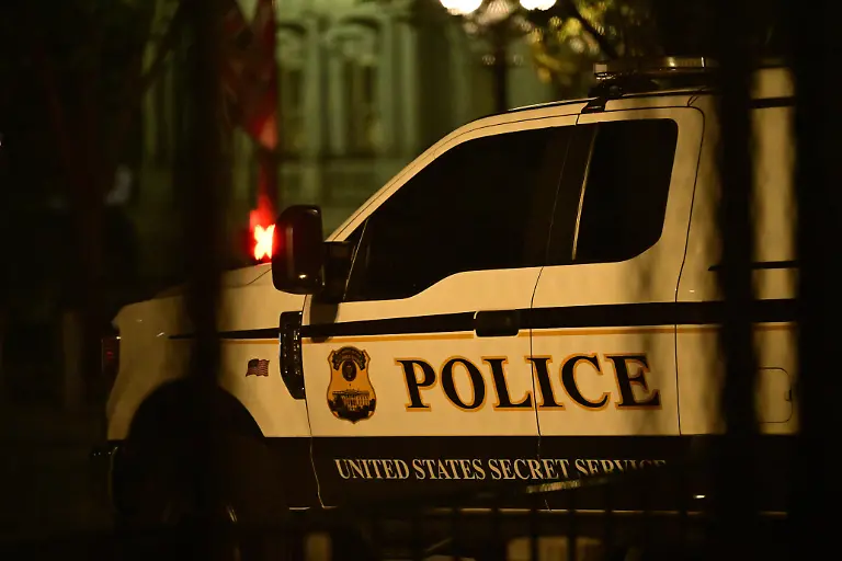 WASHINGTIN-DC-USA-APRIL-26-View-of-security-preparations-underway-outside-the-White-House-prior-to-the-visit-of-BritainAeos-King-Charles-III-and-Queen-Camilla-Washington-DC-USA-April-26-2026-Workers-are-setting-up-multiple-layers-of-barricades-and-security-cordons-Sunday-evening-for-the-UK-State-Visit-as-United-States-Secret-Service-USSS-agents-look-on-following-the-attempted-assassination-of-United-States-President-Donald-Trump-by-suspect-Cole-Allen-at-the-White-House-CorrespondentsAeo-Association-Dinner