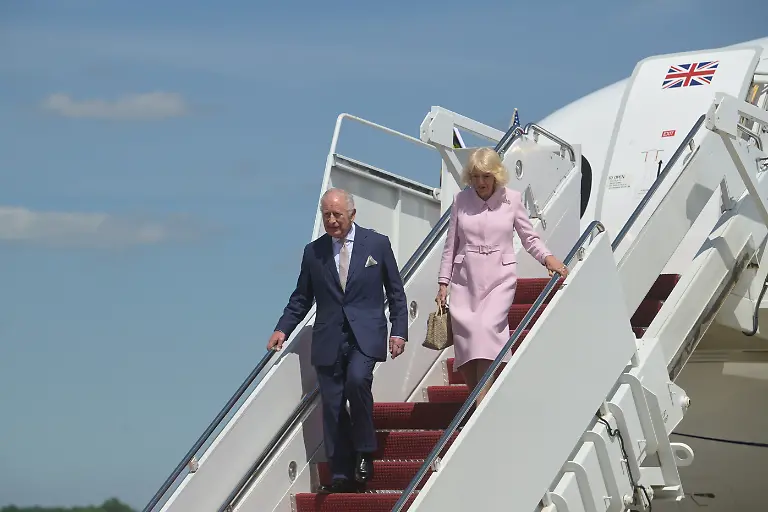 Koenig-Charles-III-und-Koenigin-Camilla-treffen-auf-der-Joint-Base-Andrews-ein