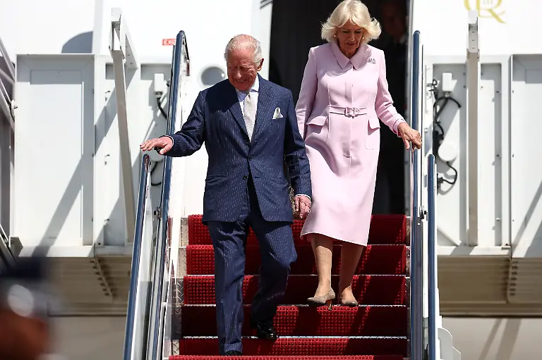 Koenig-Charles-III-und-Koenigin-Camilla-steigen-bei-ihrer-Ankunft-auf-der-Joint-Base-Andrews-Maryland-in-der-Naehe-von-Washington-DC-aus-dem-Flugzeug