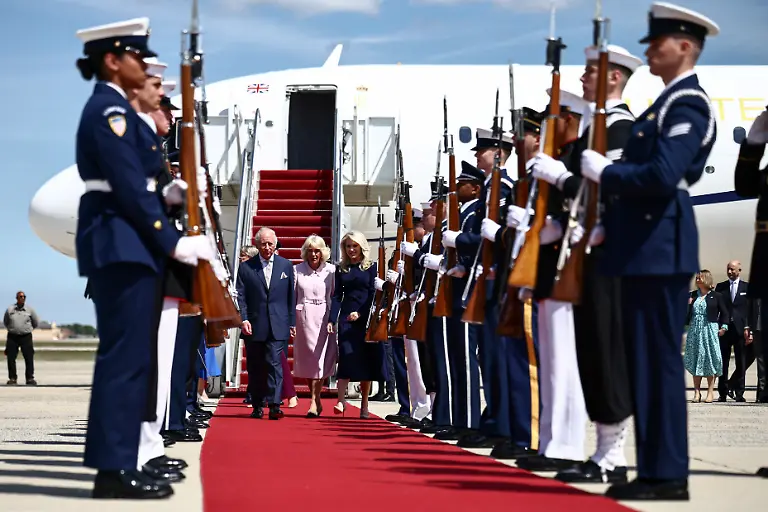 Koenig-Charles-III-und-Koenigin-Camilla-werden-von-der-Leiterin-des-US-Protokolls-Monica-Crowley-bei-ihrer-Ankunft-auf-der-Joint-Base-Andrews-Maryland-in-der-Naehe-von-Washington-DC-begruesst
