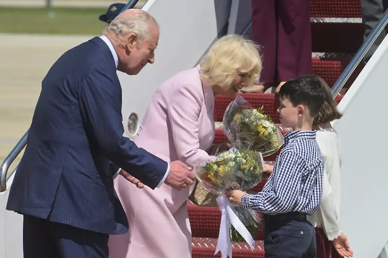 Koenig-Charles-III-und-Koenigin-Camilla-erhalten-am-Montag-27-April-2026-auf-der-Joint-Base-Andrews-MdL-Blumenstraeusse-von-den-Kindern-britischer-Militaerfamilien-die-in-den-Das-Koenigspaar-ist-zu-einem-viertaegigen-Staatsbesuch-in-den-USA