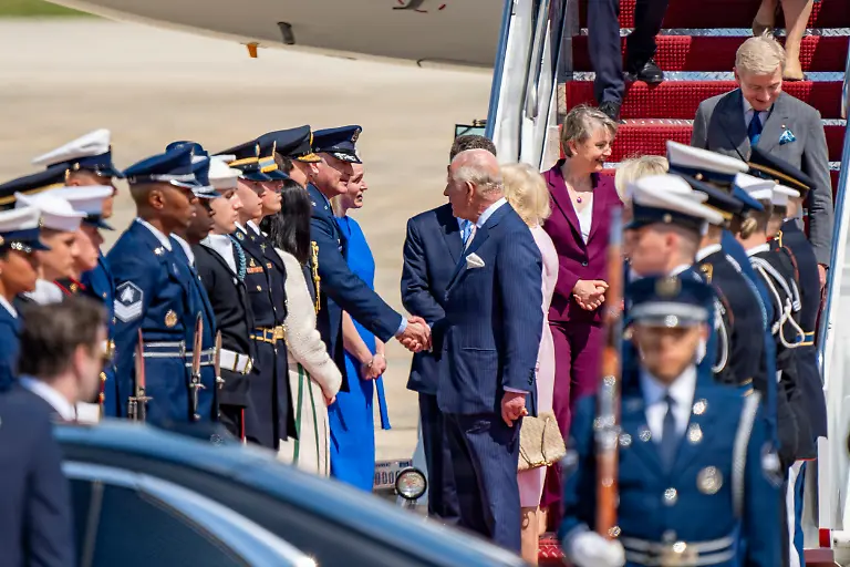 April-28-2026-Clinton-Md-United-States-of-America-U-S-Air-Force-Col-Christopher-M-Robinson-commander-of-the-89th-Airlift-Wing-greets-King-Charles-III-and-Queen-Camilla-on-arrival-to-Joint-Base-Andrews-April-27-2026-in-Clinton-Maryland-The-visit-is-to-mark-to-the-250th-anniversary-of-the-United-States-as-an-independent-nation-Credit-Image-A-1st-Lt