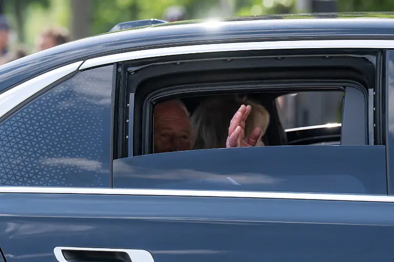 Koenig-Charles-III-und-Koenigin-Camilla-kommen-mit-ihrer-Limousine-zu-ihrem-Staatsbesuch-im-Weissen-Haus-an