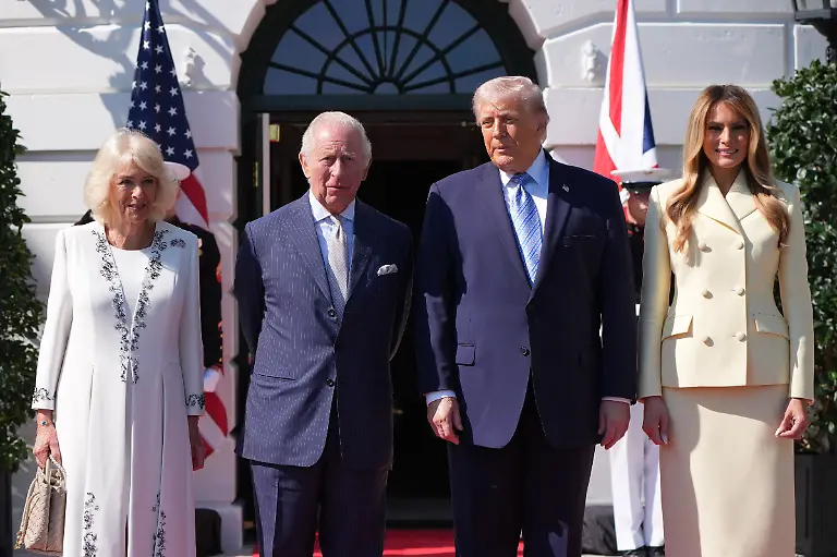 Praesident-Donald-Trump-2-vr-und-First-Lady-Melania-Trump-begruessen-Koenig-Charles-III-2-vl-und-Koenigin-Camilla-bei-ihrer-Ankunft-im-Weissen-Haus