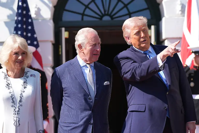 Praesident-Donald-Trump-spricht-mit-dem-britischen-Koenig-Charles-III-und-Koenigin-Camilla-bei-ihrer-Ankunft-im-Weissen-Haus-Das-Koenigspaar-haelt-sich-zu-einem-Staatsbesuch-in-den-USA-auf