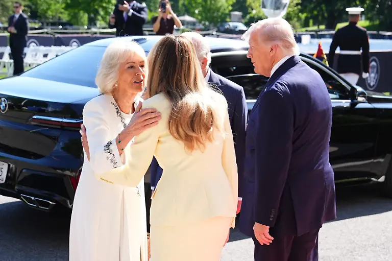 Koenig-Charles-III-und-Koenigin-Camilla-werden-am-ersten-Tag-des-Staatsbesuchs-in-den-USA-von-US-Praesident-Donald-Trump-und-First-Lady-Melania-Trump-im-Weissen-Haus-DC-begruesst