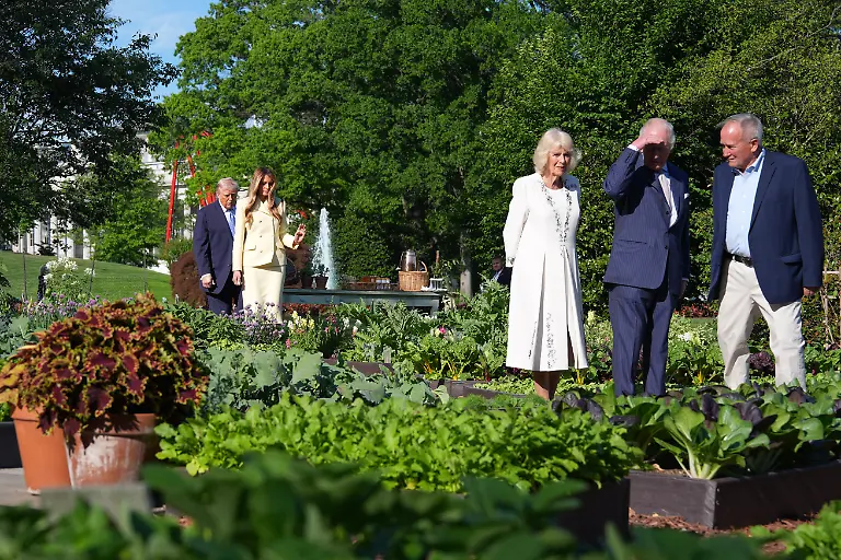 Der-britische-Koenig-Charles-III-2-v-r-unterhaelt-sich-mit-Dale-Haney-r-dem-Hausmeister-des-Weissen-Hauses-waehrend-sie-mit-US-Praesident-Donald-Trump-Hintergrund-First-Lady-Melania-Trump-und-Koenigin-Camilla-auf-dem-South-Lawn-des-Weissen-Hauses-in-Washington-spazieren-gehen