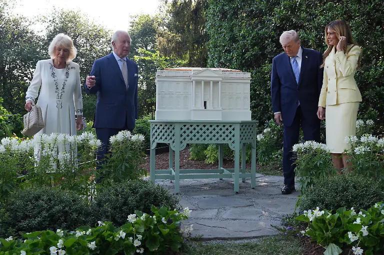 US-Praesident-Donald-Trump-2-v-r-und-First-Lady-Melania-Trump-r-sowie-der-britische-Koenig-Charles-III-2-v-l-und-Koenigin-Camilla-stehen-neben-dem-Bienenstock-des-Weissen-Hauses-auf-dem-South-Lawn-des-Weissen-Hauses-in-Washington