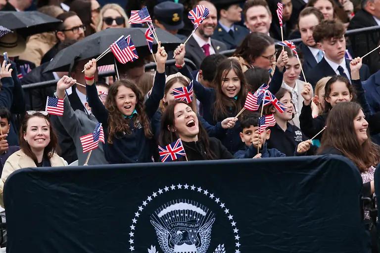 Attendees-wave-United-States-and-British-flags-in-the-rain-as-they-wait-on-the-South-Lawn-ahead-of-the-event-where-U-S-President-Donald-Trump-and-First-Lady-Melania-Trump-welcome-King-Charles-III-and-Queen-Camilla-of-the-United-Kingdom-during-a-State-Arrival-Ceremony-at-the-White-House-on-April-28-2026-in-Washington-D-C-This-is-the-first-official-visit-to-the-United-States-for-King-Charles-since-rising-to-the-throne-where-hell-be-visiting-the-nations-capitol-New-York-and-Virginia-as-well-as-speaking-before-a-joint-session-of-U-S-Congress-later-this-afternoon