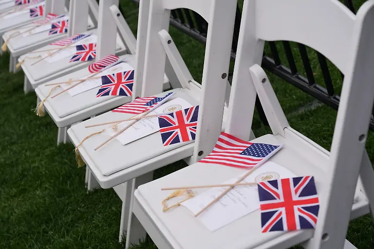 Programme-und-Flaggen-sind-auf-Stuehlen-auf-dem-South-Lawn-zu-sehen-bevor-US-Praesident-Trump-und-First-Lady-Melania-den-britischen-Koenig-Charles-III-und-Koenigin-Camilla-waehrend-einer-Ankunftszeremonie-fuer-den-Staatsbesuch-im-Weissen-Haus-begruessen