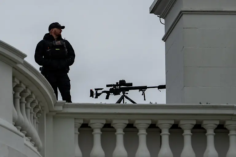 Ein-Mitglied-des-Scharfschuetzenteams-des-US-Geheimdienstes-ueberwacht-die-Ankunftszeremonie-von-Praesident-Trump-und-First-Lady-mit-dem-britischen-Koenigspaar-bei-ihrem-Staatsbesuch-auf-dem-South-Lawn-des-Weissen-Hauses