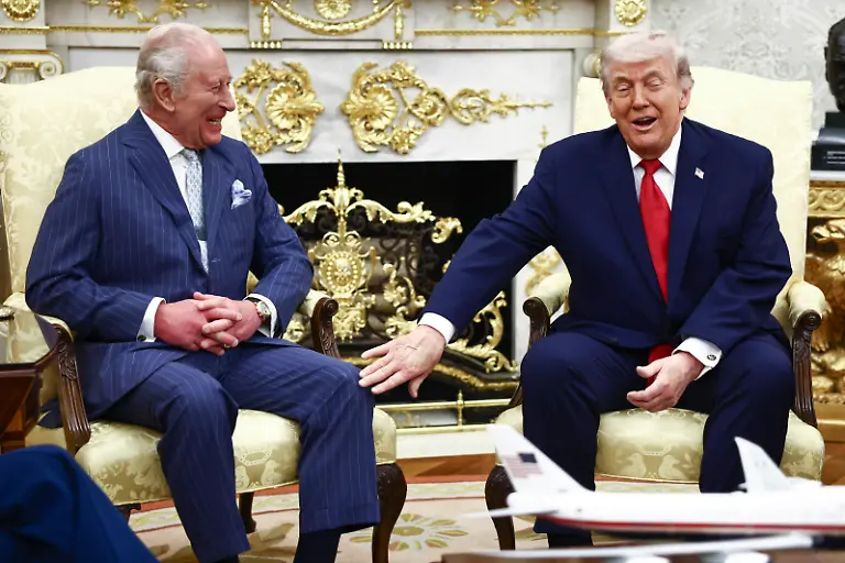 Koenig-Charles-III-und-US-Praesident-Donald-Trump-bei-einem-bilateralen-Treffen-im-Oval-Office-des-Weissen-Hauses-am-zweiten-Tag-des-Staatsbesuchs-des-Koenigspaares-in-den-USA