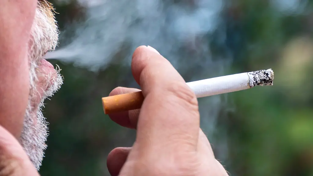 Der-Anteil-rauchender-Menschen-ist-in-den-vergangenen-20-Jahren-weltweit-um-1-3-gesunken-teilte-die-Weltgesundheitsorganisation-mit-Massgeblich-zum-Rueckgang-beigetragen-hat-ein-internationales-Abkommen-der-WHO-zur-Tabakkontrolle-Die-Vertragsstaaten-haben-sich-verpflichtet-Massnahmen-zur-Tabakkontrolle-rechtlich-umzusetzen-Dazu-gehoeren-Schockbilder-auf-Zigarettenpackungen-Rauchverbote-in-oeffentlichen-Raeumen-und-erhoehte-Tabaksteuern