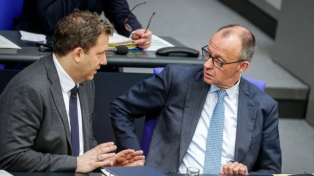 Bundeskanzler-Friedrich-Merz-r-CDU-und-Lars-Klingbeil-SPD-Bundesminister-der-Finanzen-Vizekanzler-und-SPD-Bundesvorsitzender-nehmen-an-der-Sitzung-des-Bundestags-zum-Altersvorsorgereformgesetz-teil