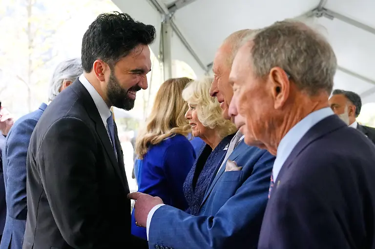 Der-Buergermeister-von-New-York-City-Zohran-Mamdani-l-begruesst-den-britischen-Koenig-Charles-III-2-vr-waehrend-eines-Besuchs-des-9-11-Memorial-Rechts-steht-der-ehemalige-New-Yorker-Buergermeister-Michael-Bloomberg