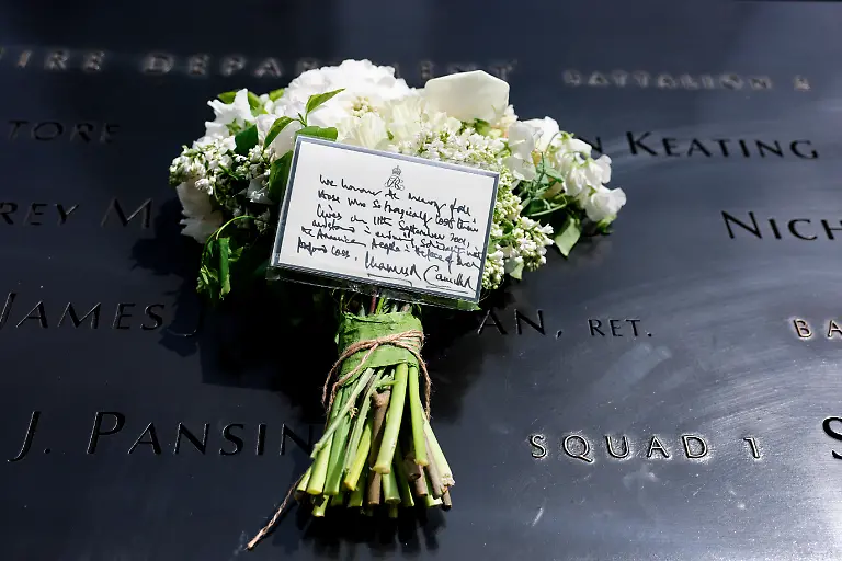 Ein-Blumenstrauss-mit-einer-Notiz-von-Grossbritanniens-Koenig-Charles-und-Koenigin-Camilla-liegt-waehrend-ihres-Besuchs-am-9-11-Memorial-in-New-York