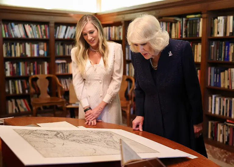 State-visit-to-the-US-Day-Three-Sarah-Jessica-Parker-and-Queen-Camilla-view-a-curated-selection-of-items-in-New-York-Public-Library-s-collection-celebrating-America-250th-anniversary-and-the-transatlantic-relationship-during-a-visit-to-the-New-York-Public-Library-to-celebrate-literature-on-day-three-of-the-state-visit-to-the-US-Picture-date-Wednesday-April-29-2026