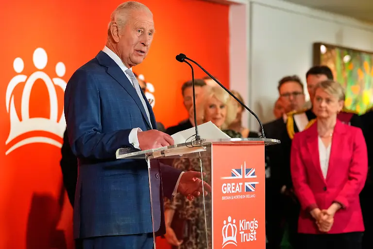 Der-britische-Koenig-Charles-III-spricht-beim-Greater-Together-Empfang-in-Zusammenarbeit-mit-dem-King-s-Trust-im-Auktionshaus-Christie-s