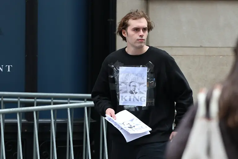 Man-with-a-Prince-Andrew-for-king-paper-on-his-sweater-is-waiting-outside-the-New-York-Public-Library-to-see-Queen-Camilla-during-her-trip-with-King-Charles-III-to-New-York-City-U-S-on-April-29-2026-Photo-by-Dylan-Travis-ABACAPRESS