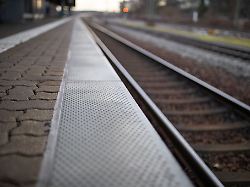 Niedersachsen & Bremen: Fan flüchtet nach Streit um Fußballfahne ins Gleisbett
