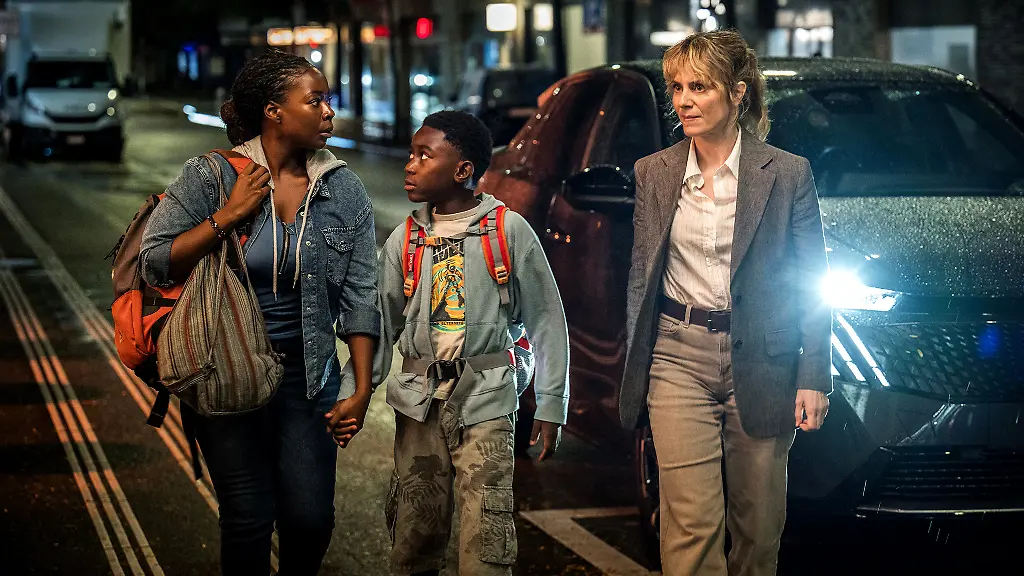 ARD-Degeto-TATORT-KOeNIGE-DER-NACHT-am-Sonntag-03-05-26-um-20-15-Uhr-und-um-00-30-Uhr-im-ERSTEN-Ein-sicherer-Verbleib-tut-Not-Moya-Alemu-Nambitha-Ben-Mazwi-l-Yaro-Alemu-Andre-Nkot-Olinga-M-und-Kommissarin-Isabelle-Grandjean-Anna-Pieri-Zuercher-r-SRF-Pascal-Mora-honorarfrei-Verwendung-gemaess-der-AGB-im-engen-inhaltlichen-redaktionellen-Zusammenhang-mit-genannter-Degeto-Sendung-und-bei-Nennung-Bild-SRF-Pascal-Mora-S2-ARD-Degeto-Programmplanung-und-Presse-Tel-069-1509-335-degeto-presse-degeto