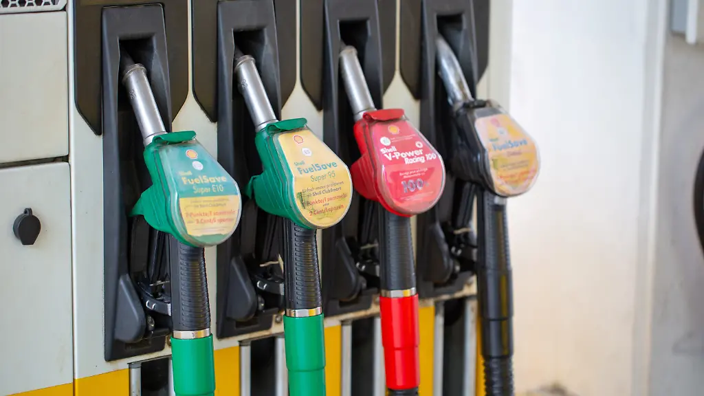 Berlin-28-04-2026-Zapfsaeule-an-einer-Tankstelle-Der-Bundestag-hat-den-Tankrabatt-und-die-steuerfreie-Entlastungspraemie-beschlossen-Zum-1-Mai-sollen-die-Steuern-auf-Diesel-und-Benzin-um-17-Cent-pro-Liter-sinken