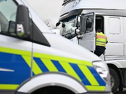 Sachsen-Anhalt: Polizei kontrolliert Lastwagen und Busse