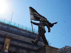 Warnung vor Patriotismus? : Neue überlebensgroße Banksy-Statue in London aufgetaucht