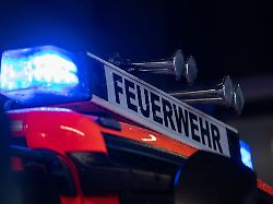 Bayern: Zwei Lagerhallen in einem Holzbodenwerk brennen