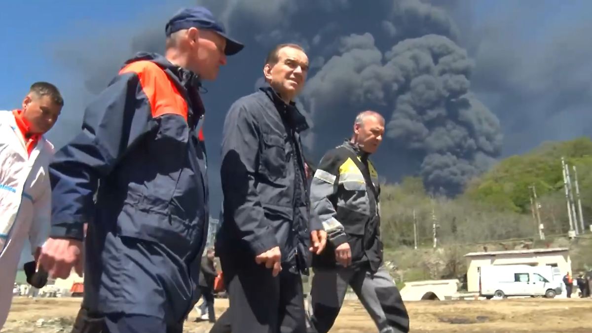 Fourth attack in two weeks: Russian oil terminal on fire again