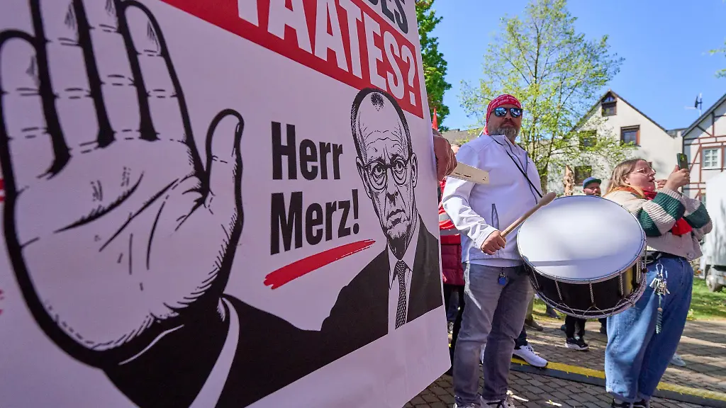 An-den-Bundeskanzler-richtet-sich-dieses-Plakat-mit-der-Aufschrift-Abschaffung-des-Sozialstaates-Nein-danke-Herr-Merz-bei-der-hessischen-Hauptkundgebung-am-Tag-der-Arbeit-in-Herborn