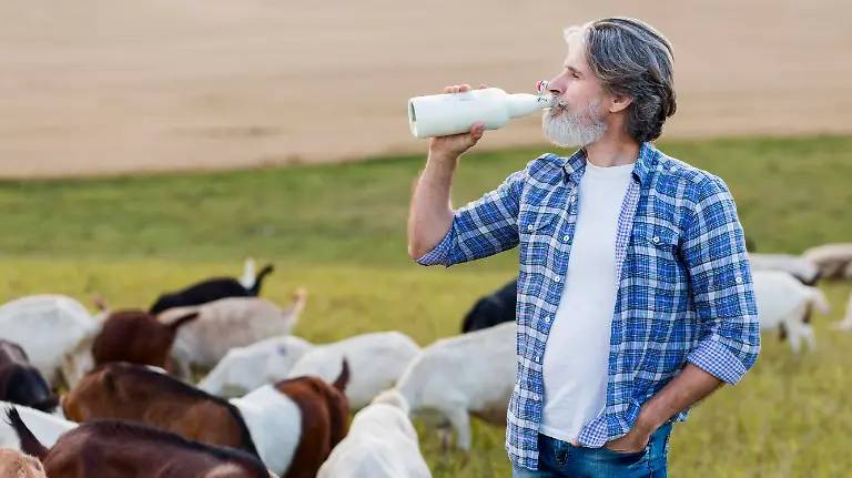 Seitenansicht-Senior-trinkt-Ziegenmilch-Side-view-Senior-drinks-Goat-s-milk-Copyright-imageBROKER-OleksandrxLatkun-ibxole09814036