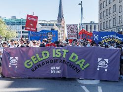 Hamburg & Schleswig-Holstein: Fast 25.000 Menschen bei Mai-Demos in Hamburg