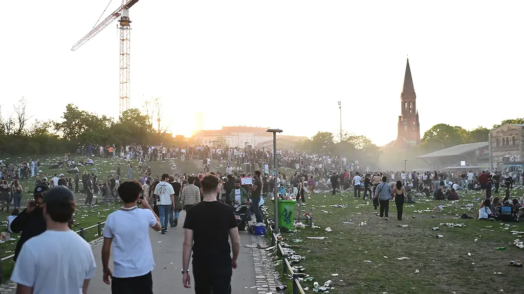 Im-Goerlitzer-Park-versammelten-sich-Tausende-Menschen