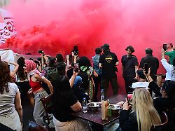 Berlin & Brandenburg: Massen auf Straße: Demonstration kommt nur langsam voran