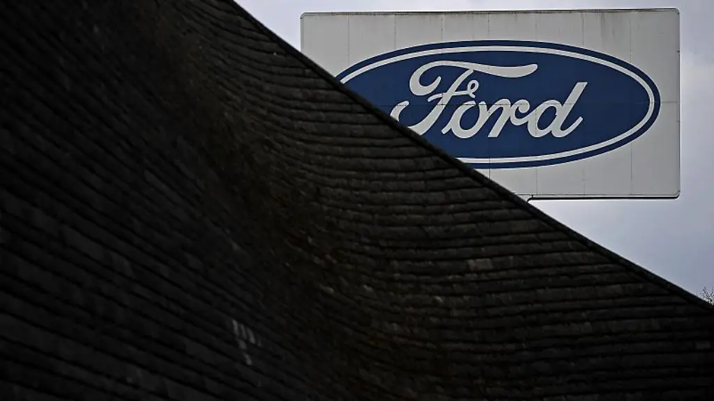 Ein-Schild-mit-dem-Logo-von-Ford-an-einem-Werk-des-Autobauers