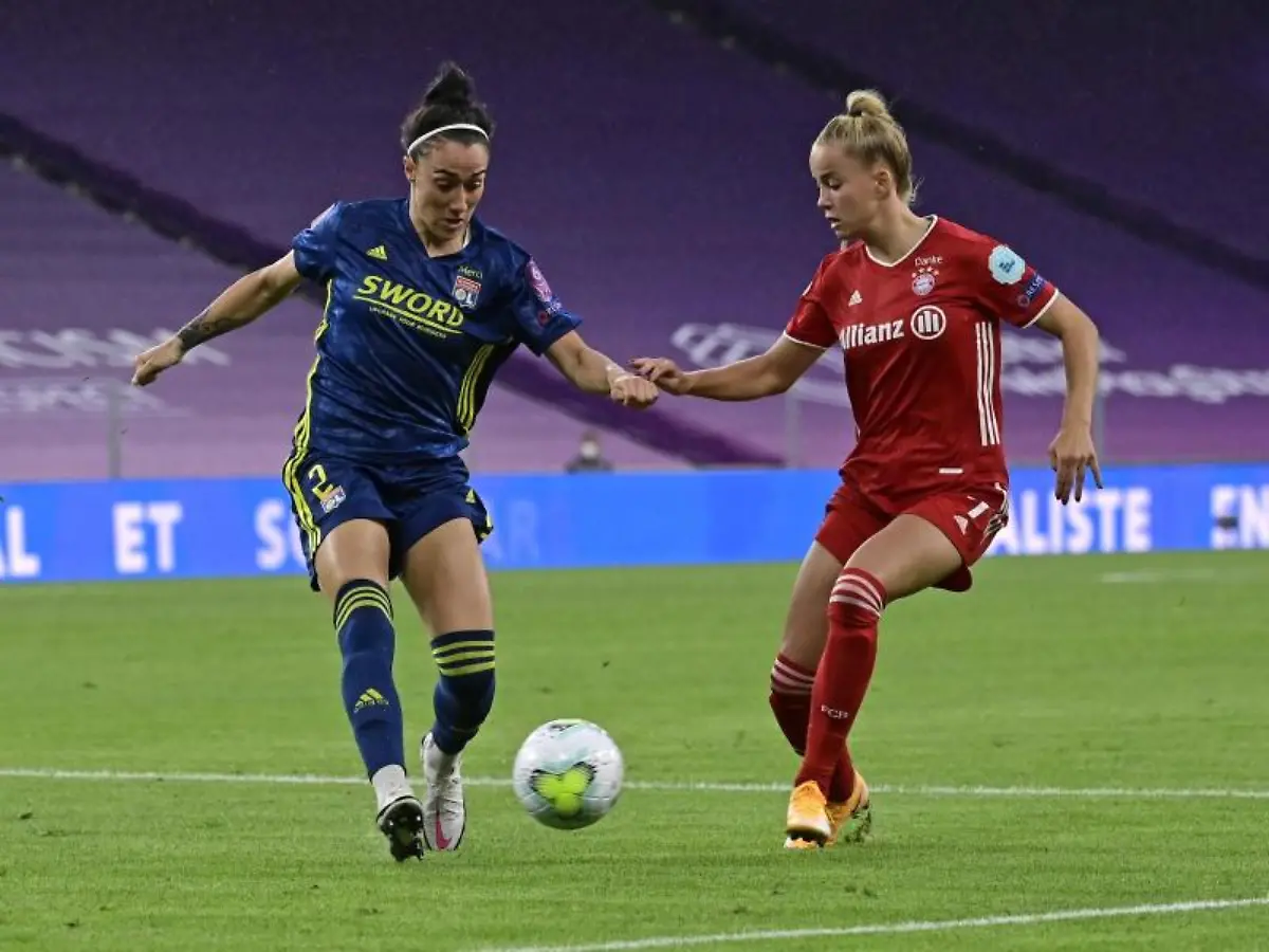Lucy-Bronze-von-Olympique-Lyon-und-Giulia-Gwinn-von-Bayern-l-r-in-Aktion