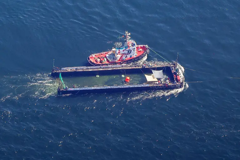 01-05-2026-Daenemark-Skagen-Der-Buckelwal-wird-in-seiner-Barge-vom-Schlepper-Fortuna-B-entlang-der-daenischen-Kueste-in-Hoehe-unterhalb-von-Skagen-im-sogenannten-Skagerrak-durch-die-Ostsee-gezogen-Luftaufnahme-aus-einem-Flugzeug-Die-Robin-Hood-begleitet-den-Konvoi-weiterhin